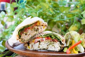 バジルとチーズのしっとり鶏胸肉のサンドウィッチ Moist chicken breast sandwich with basil and cheese
