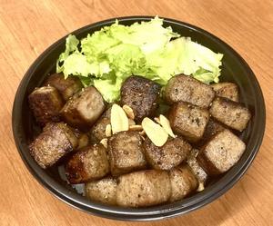 肉付き必見特製ソースのカットステーキ丼