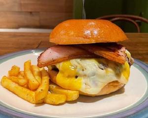 227gベーコンチーズバーガー BACON CHEESE BURGERフレンチフライSサイズ付 With French fries S size