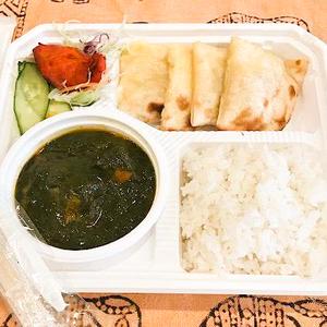 ほうれん草チキンカレーとティッカとチーズナンセット Spinach chicken curry, tikka and cheese naan set