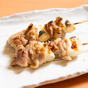ねぎま2本 Welsh Onion and Chicken Skewers (2 Skewers)