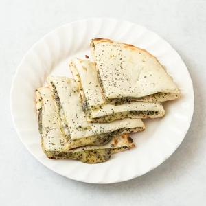 ニュータージマハルエベレスト バジルチーズナン Basil cheese nan