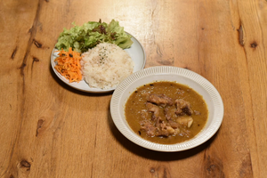 玉ねぎ1個分が摂れる すりおろし野菜の牛すじカレー(サラダ付)