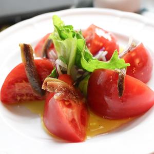 スペイン産アンチョビとトマトのサラダ