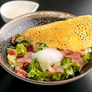 パリパリチーズのシーザーサラダ
