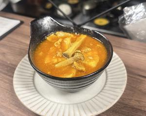 【D】 豚バラ肉ときのこのコク旨カレーPork Belly and Mushroom Curry