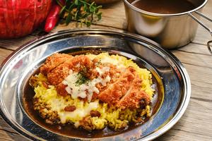 とろーりチーズとチキンカツカレー サラダセット