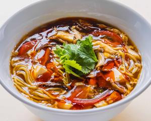 醤油味の酸っぱくて辛い酸辣湯麺