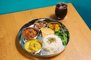 【珈琲セット(アイス)】シン・キイロイ チキンカレー＆あの、ポークビンダルーカレー