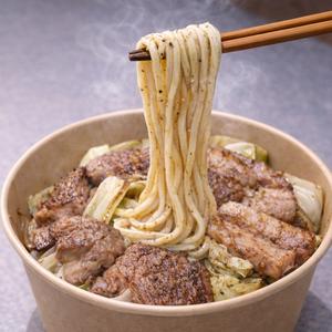牛カルビと牛ホルモンの合わせ塩うどん