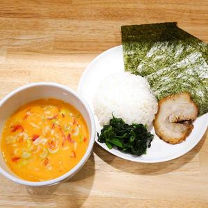 【特濃海老】極上汁と飯と具沢山(薬味ネギ、干し海老、焼海苔3枚、豚叉焼1枚、ほうれん草)