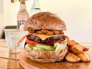 チリビーンズベーコンチーズバーガー(フライドポテト付)