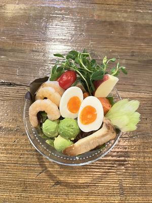 ブッダサラダ アボカドとグリルエビ、卵