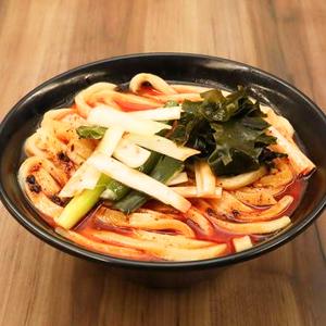 わかめとねぎの麻辣鶏白湯うどん Spicy Chicken white soup udon with topping seaweed ＆ green onion
