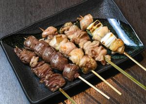 炭火焼き鳥5種盛り / Charcoal-Grilled Chicken Skewer Platter (5 Kinds)