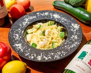 エビとアボカドのクリームソースパスタ Shrimp and Avocado Cream Sauce Pasta