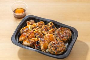 鶏トロ焼とつくねの月見重弁当