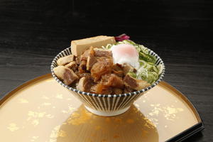ガッツケ温泉玉子入り肉丼 Guttsuke hot spring egg-filled meat bowl