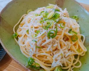 釜揚げシラスとネギの和風パスタ