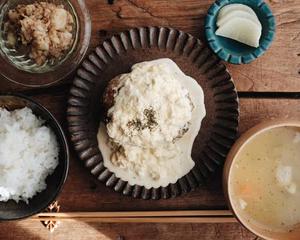 超熟ハンバーグ弁当 タルタルソース (ハンバーグ、ライス、漬物、日替わりサラダ 、日替わりスープセット)