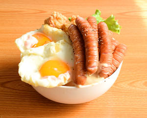 粗挽きソーセージ唐揚げダブルエッグ飯(ソーセージ8本)