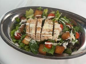 チキンシーザーサラダ Chicken Caesar salad