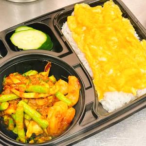 インゲンとシーフードのムーターメリックを使った激辛カレーペースト炒め +ご飯+スクランプエッグ