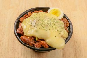 銘柄鶏とチーズの魯肉飯丼
