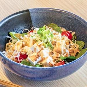 手づくりじゃこと生姜チップの豆腐サラダ すりおろしオニオン＆ガーリックドレッシングとともに
