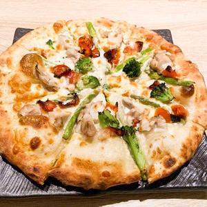 チキンとクリームソースのピザ CHICKEN AND CREAM SAUCE PIZZA