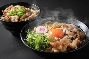 ご飯特盛無料！塩肉玉そば・旨辛焼肉丼セット