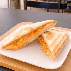 たっぷりチーズのコーンピザホットサンド