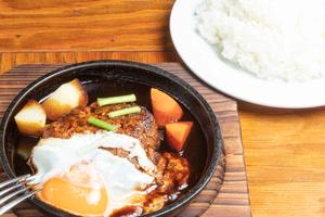 鉄板目玉焼きデミグラスソースハンバーグ