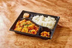 干焼蝦蛋弁当(海老と玉子のチリソース弁当)