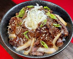 【これぞ鉄板】ハラミ焼肉丼