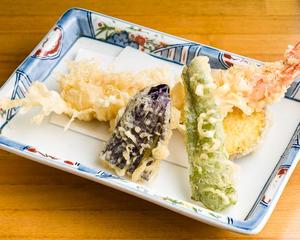特大海老天ぷら(野菜つき) Extra-Large Shrimp Tempura (Comes with Vegetables)
