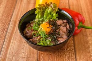 炙りユッケ風ハラミ・ロービー欲張り合い盛り丼*たまご付き