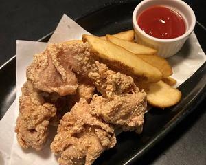 スパイシーポテトと鶏もも肉唐揚げ盛り合わせ