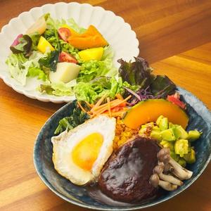 半熟目玉焼きのロコモコ丼 サラダセット