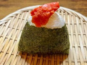 たらこおにぎりrice ball coated with cod roe