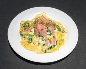 生ハムとほうれん草のカルボナーラ