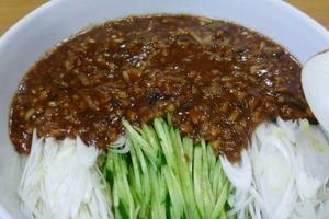 ジャージャー麺