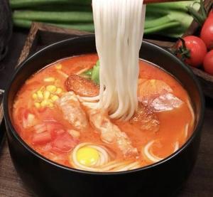番茄肥羊米線 ラム肉入りライスヌードル、トマトスープ