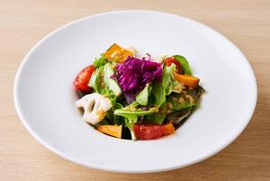 自家製ドレッシングとオーガニック野菜サラダ ※季節により食材が変わります。
