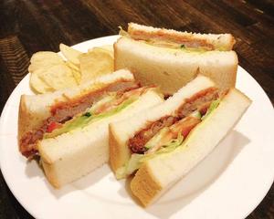 牛肩ロース肉のカツレツサンド
