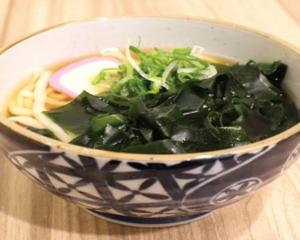 国産生わかめうどん Japanese Fresh Seaweed Udon