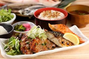 選べる2つの焼魚とネギ塩豚カルビの盛り合わせ定食