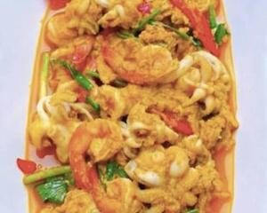 クンパァム パッポンガリ(海老とイカのカレー粉炒め)