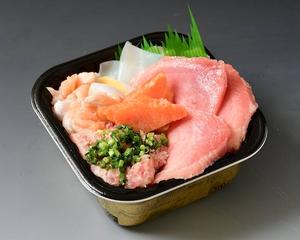 丼丸 **新鮮な海の幸を贅沢に使用した「中トロと海鮮の4種盛丼」**