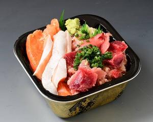 彩り豊かな海鮮とのハーモニー***南まぐろの中トロのねぎとろとサーモン丼***